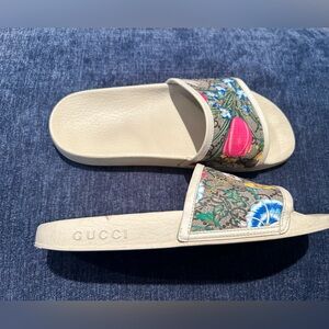 Gucci flora sandal women’s size 39